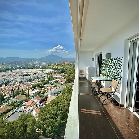 Tower Nueva Andalucia By Homing בית נופש